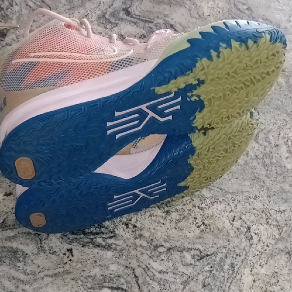 Men\'s  Size 9.5 Nike Kyrie 7, 1 World 1 People